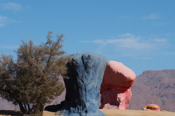 Hacia la tierra olvidada: una travesía entre cañones y la costa desconocida Hacia la tierra olvidada: una travesía entre cañones y la costa desconocida