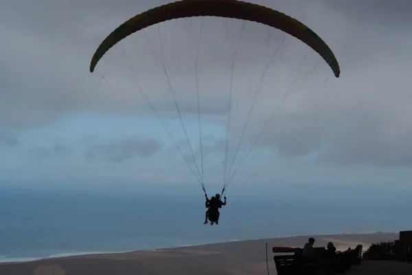 Hacia la tierra olvidada: una travesía entre cañones y la costa desconocida Hacia la tierra olvidada: una travesía entre cañones y la costa desconocida